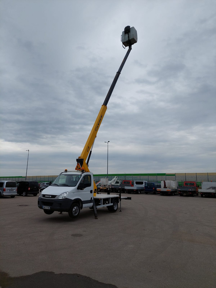 Iveco 35C11 - Emelőkosaras teherautó: 4 kép. Iveco 35C11 - Emelőkosaras teherautó: 4 kép.
