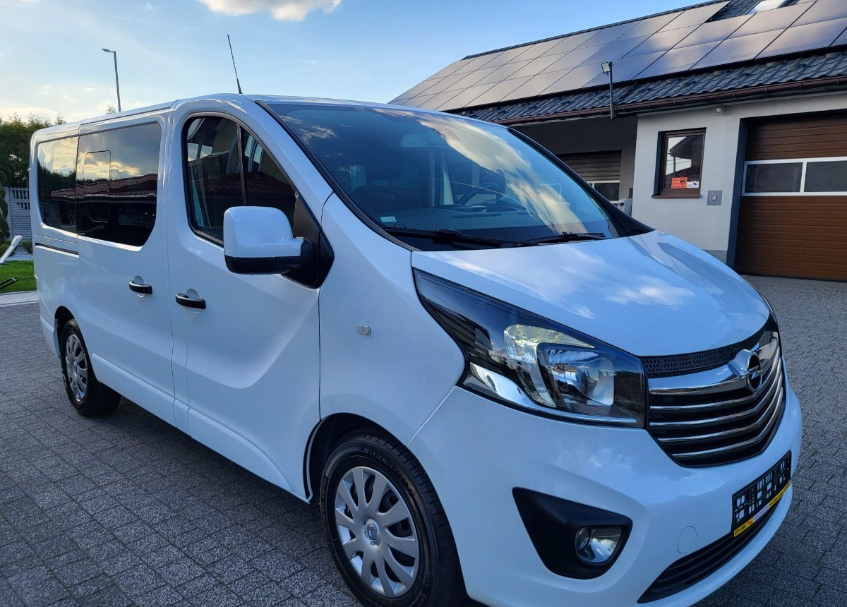 Opel Vivaro bogato doposażone serwisowane Zarejstrowane - Kisbusz: 5 kép. Opel Vivaro bogato doposażone serwisowane Zarejstrowane - Kisbusz: 5 kép.