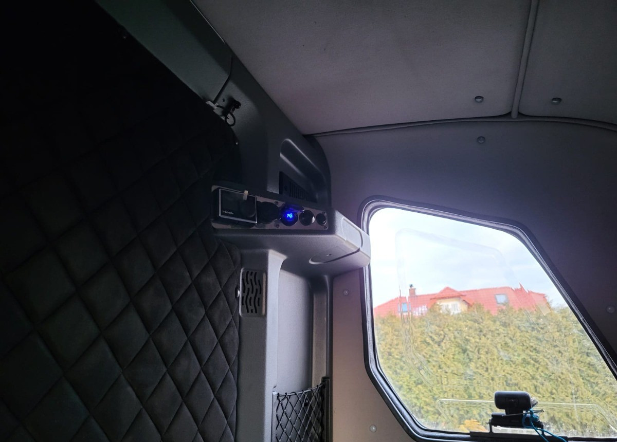 Ponyvás kisteherautó Renault Master 2.3 163ps. Zabudowa Carpol 10 europalet: 9 kép.