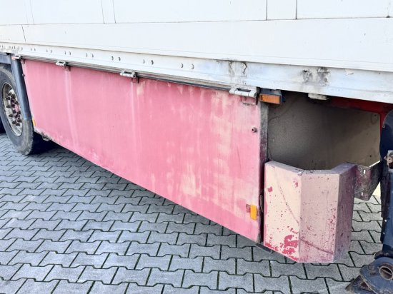 Schmitz SKO24 - Félpótkocsi dobozos: 3 kép. Schmitz SKO24 - Félpótkocsi dobozos: 3 kép.