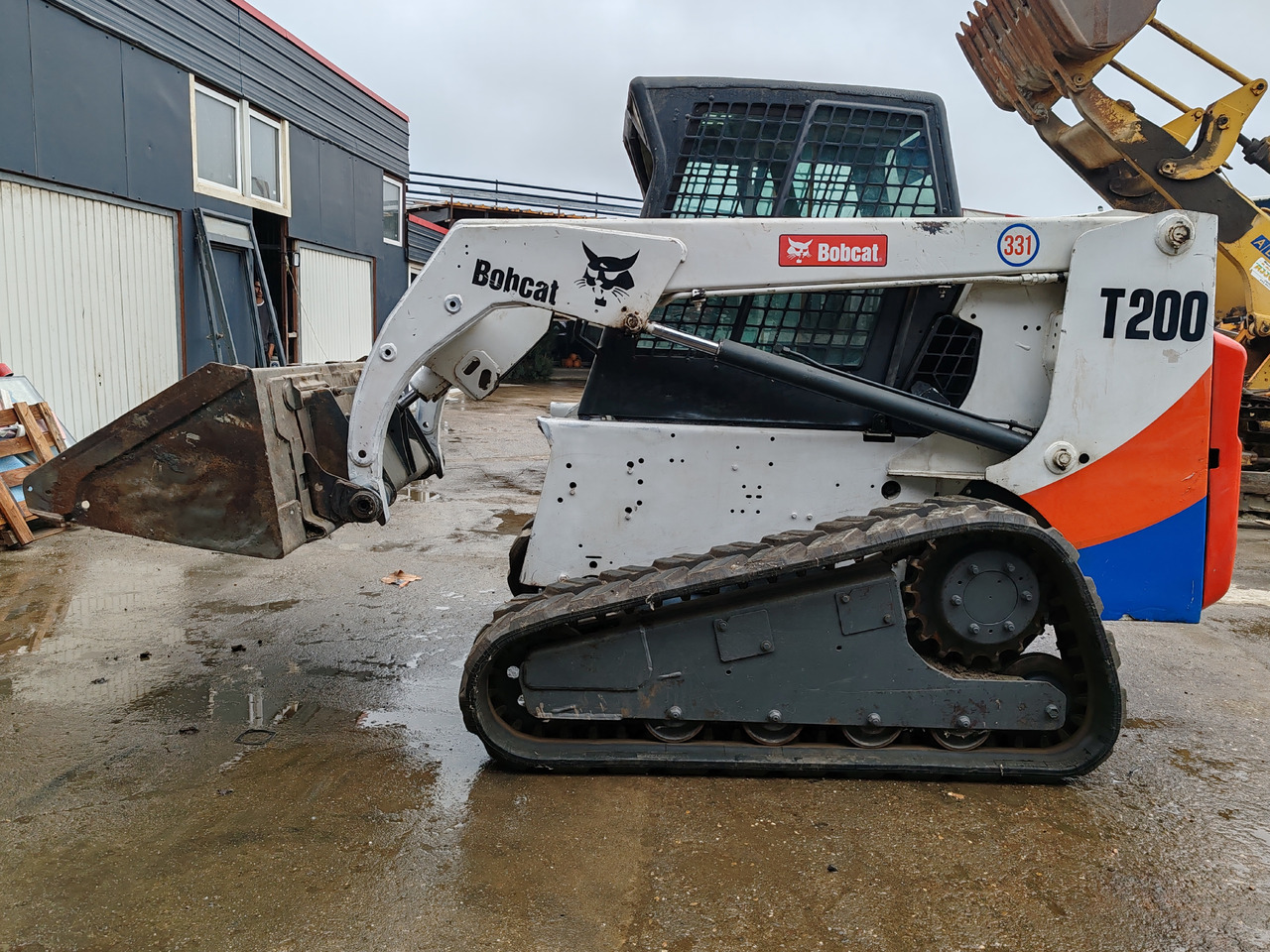 BOBCAT T200 - Kompakt lánctalpas rakodó: 4 kép. BOBCAT T200 - Kompakt lánctalpas rakodó: 4 kép.
