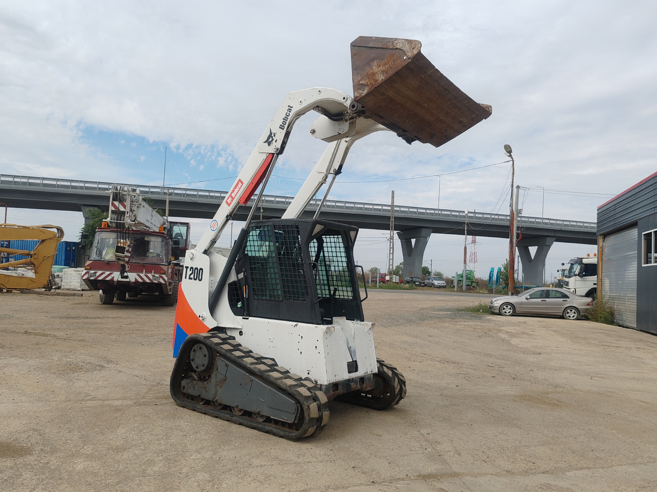 BOBCAT T200 - Kompakt lánctalpas rakodó: 2 kép. BOBCAT T200 - Kompakt lánctalpas rakodó: 2 kép.