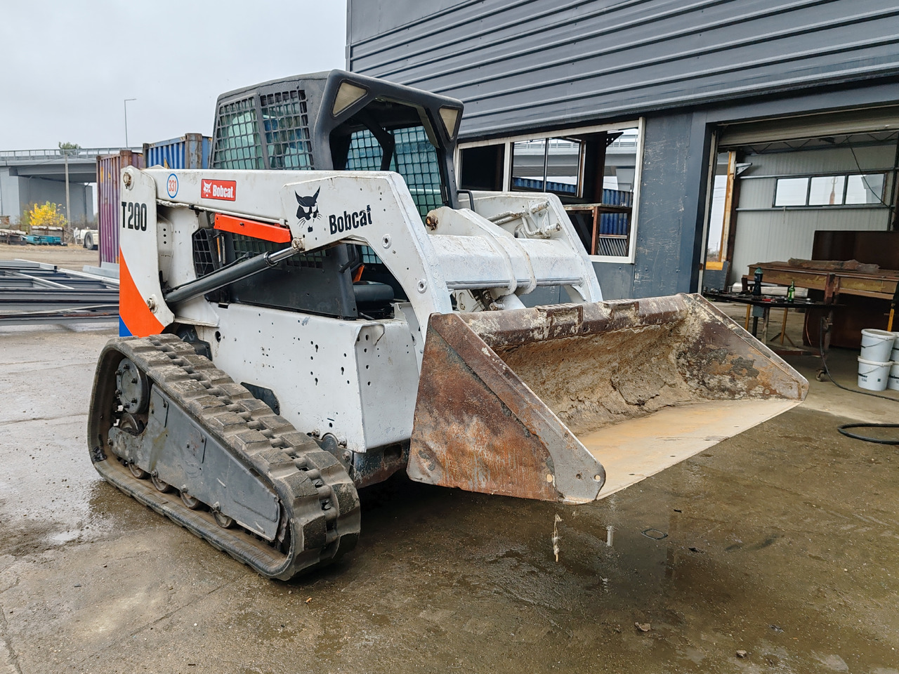BOBCAT T200 - Kompakt lánctalpas rakodó: 1 kép. BOBCAT T200 - Kompakt lánctalpas rakodó: 1 kép.