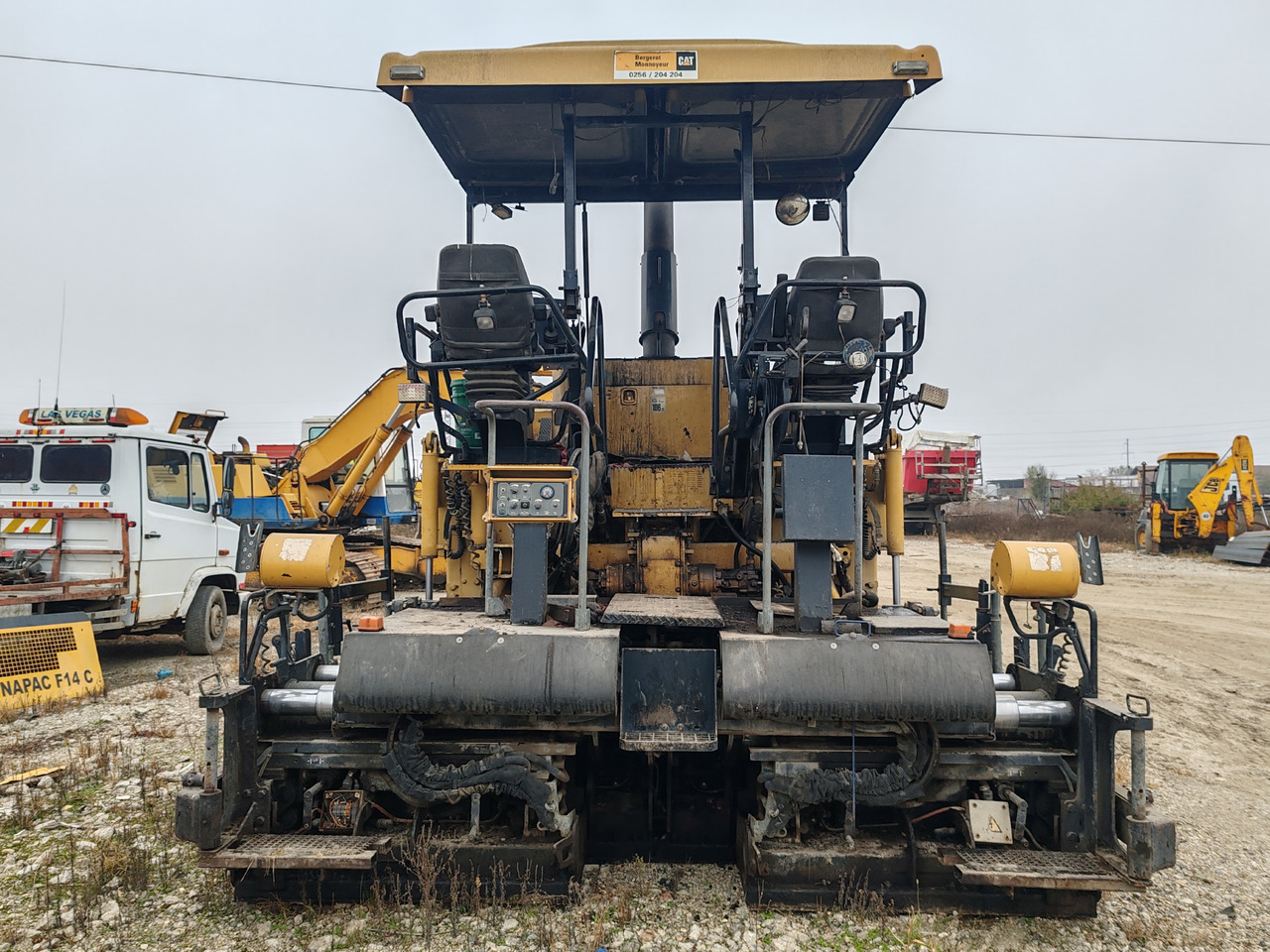 Caterpillar AP555E - Bitumenszóró: 2 kép. Caterpillar AP555E - Bitumenszóró: 2 kép.
