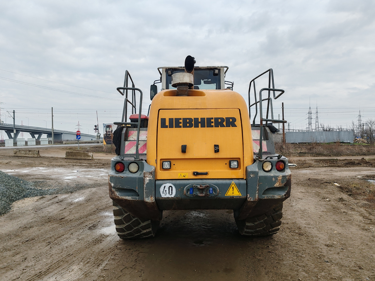 Gumikerekes homlokrakodó Liebherr L576 2plus2: 6 kép.