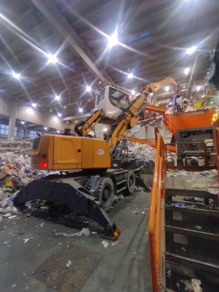 Liebherr LH22 M Litronic - Hulladék kotró: 5 kép. Liebherr LH22 M Litronic - Hulladék kotró: 5 kép.