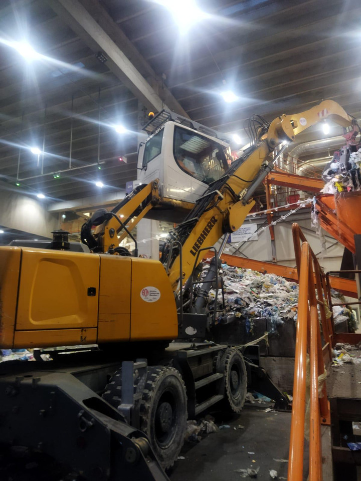 Liebherr LH22 M Litronic - Hulladék kotró: 1 kép. Liebherr LH22 M Litronic - Hulladék kotró: 1 kép.