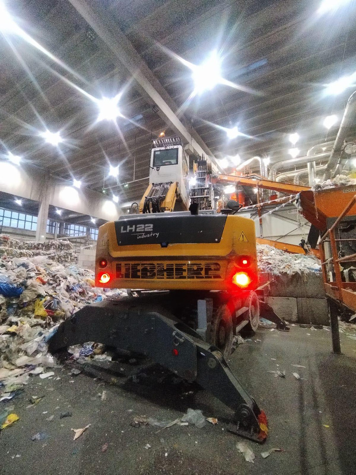 Liebherr LH22 M Litronic - Hulladék kotró: 2 kép. Liebherr LH22 M Litronic - Hulladék kotró: 2 kép.