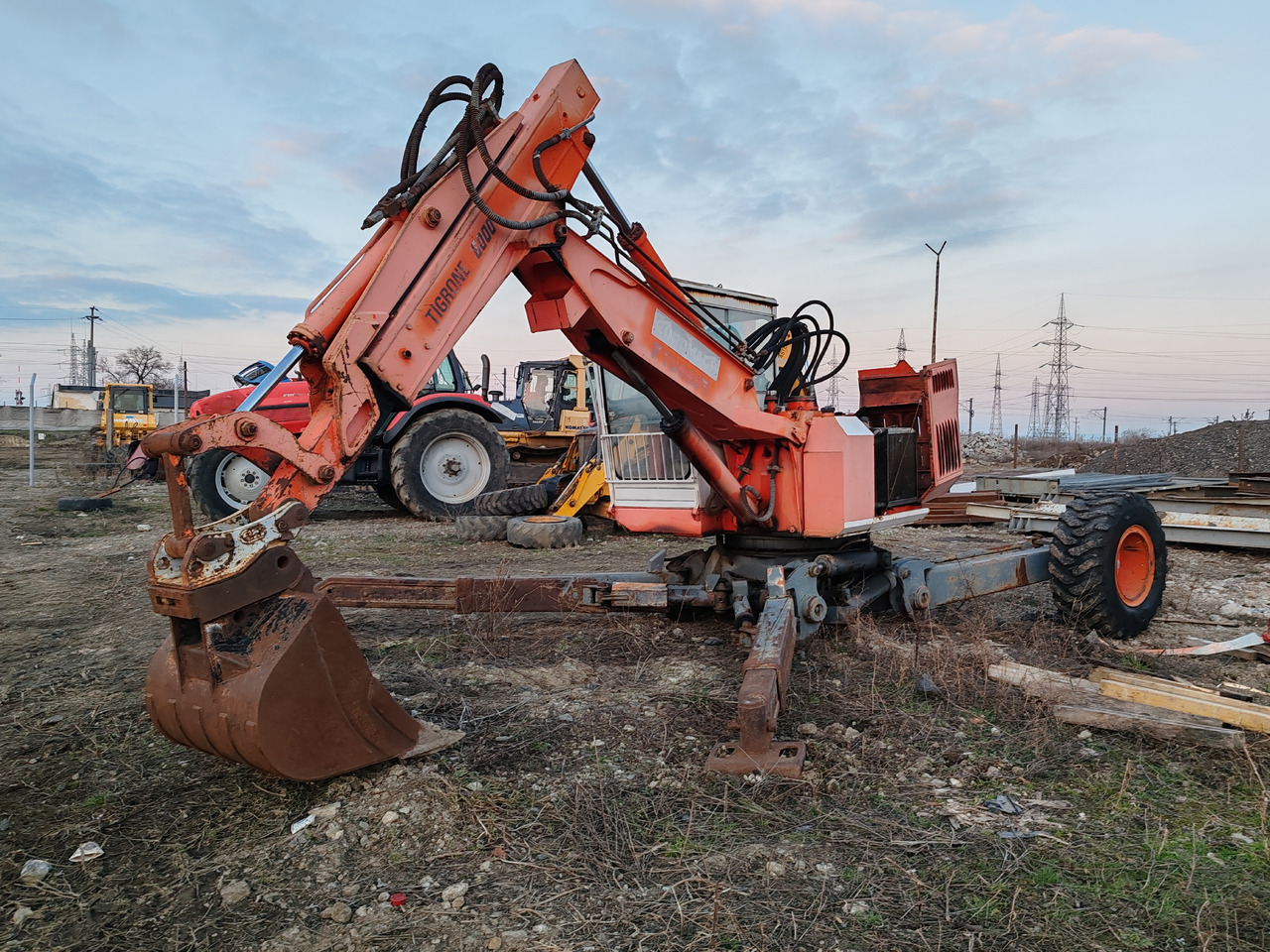 Paianjen Tigrone 6000 Turbo - Póklábú kotrógép: 2 kép. Paianjen Tigrone 6000 Turbo - Póklábú kotrógép: 2 kép.
