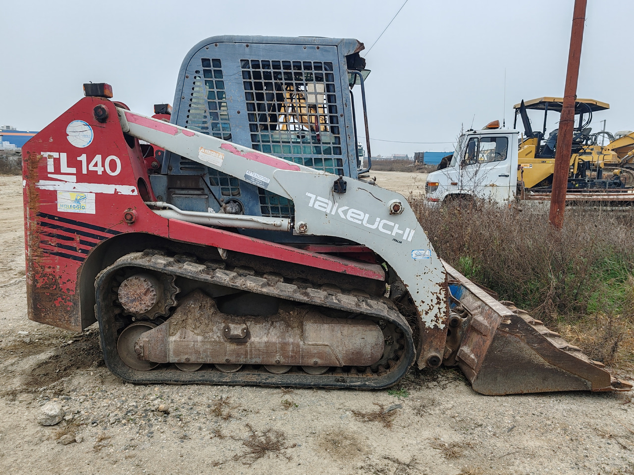 Takeuchi TL140 - Mini homlokrakodó: 4 kép. Takeuchi TL140 - Mini homlokrakodó: 4 kép.