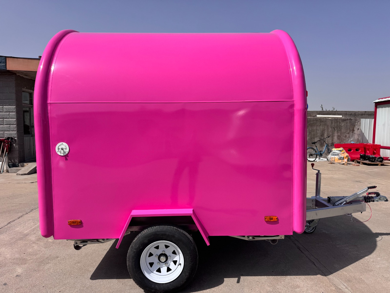 Deli Star Trailers EasyGo 230 Light - EU standards - Büfékocsi: 2 kép. Deli Star Trailers EasyGo 230 Light - EU standards - Büfékocsi: 2 kép.