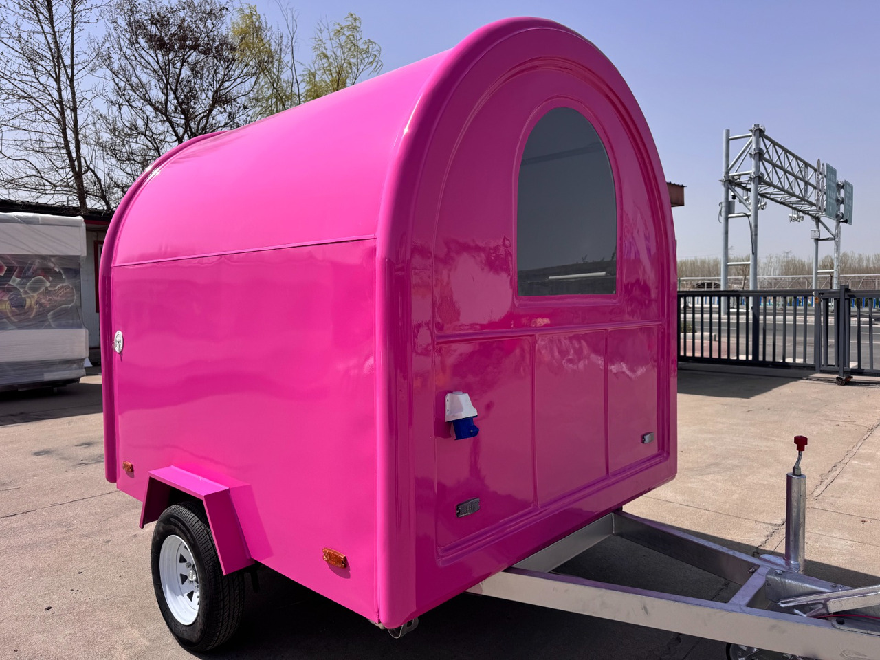 Deli Star Trailers EasyGo 230 Light - EU standards - Büfékocsi: 3 kép. Deli Star Trailers EasyGo 230 Light - EU standards - Büfékocsi: 3 kép.