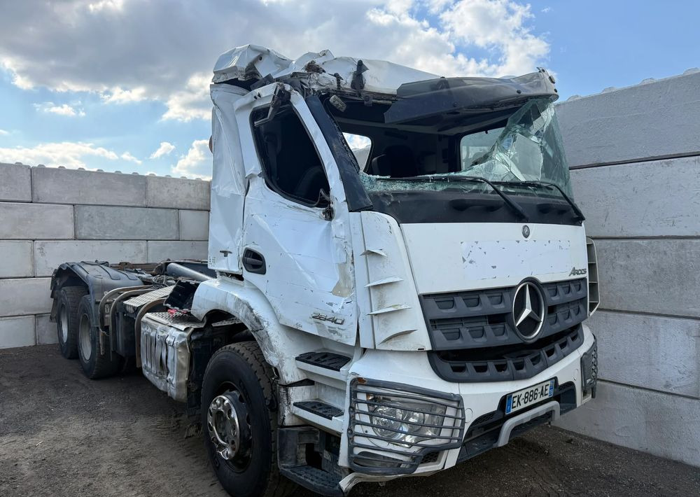 Mercedes-Benz Arocs 2640 - Horgos rakodó teherautó: 2 kép. Mercedes-Benz Arocs 2640 - Horgos rakodó teherautó: 2 kép.