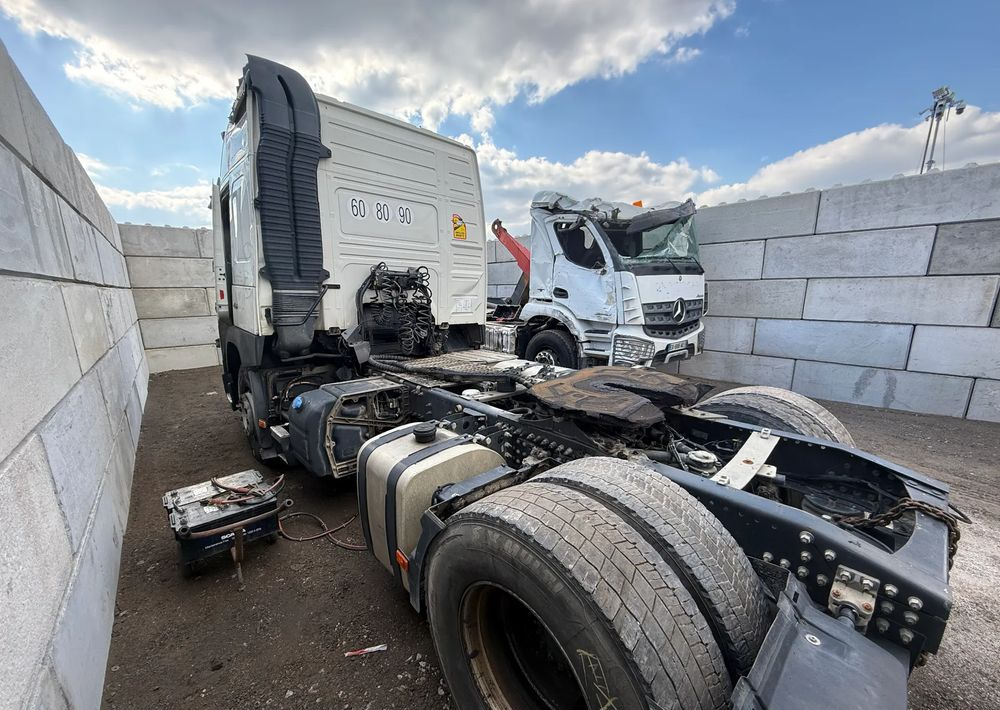 Volvo FMx 460 - Nyergesvontató: 4 kép. Volvo FMx 460 - Nyergesvontató: 4 kép.