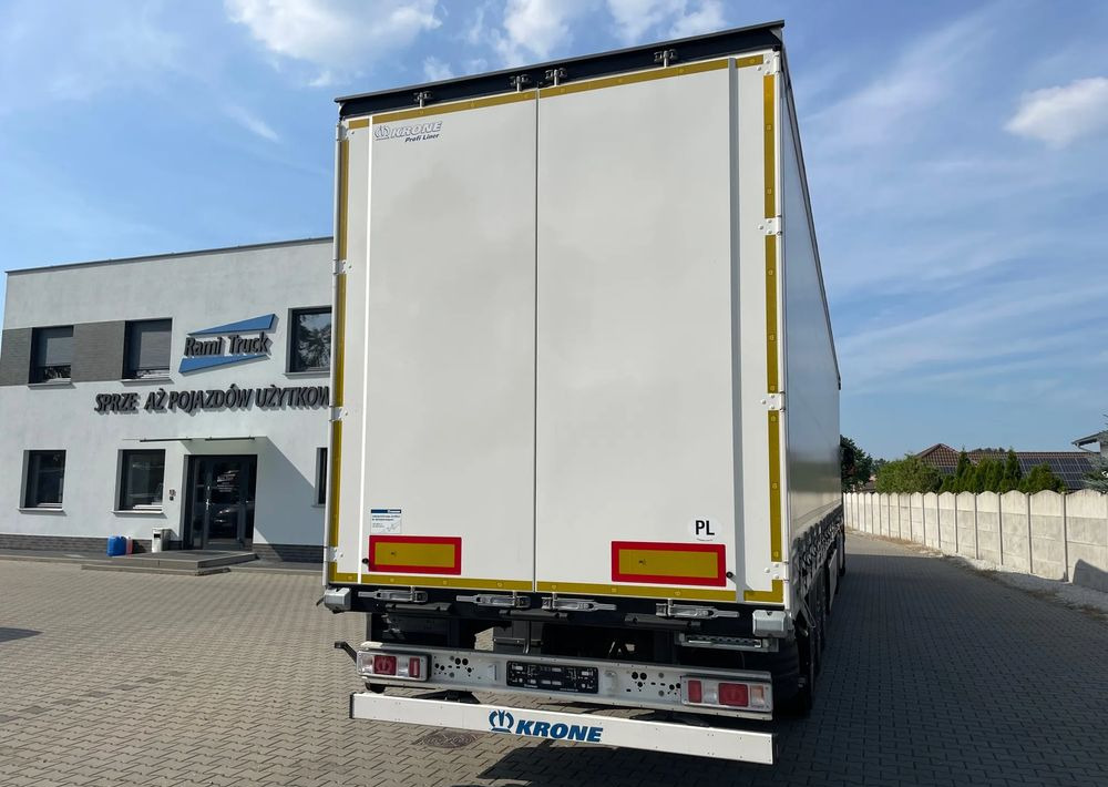 Krone SD - Ponyvás félpótkocsi: 4 kép. Krone SD - Ponyvás félpótkocsi: 4 kép.
