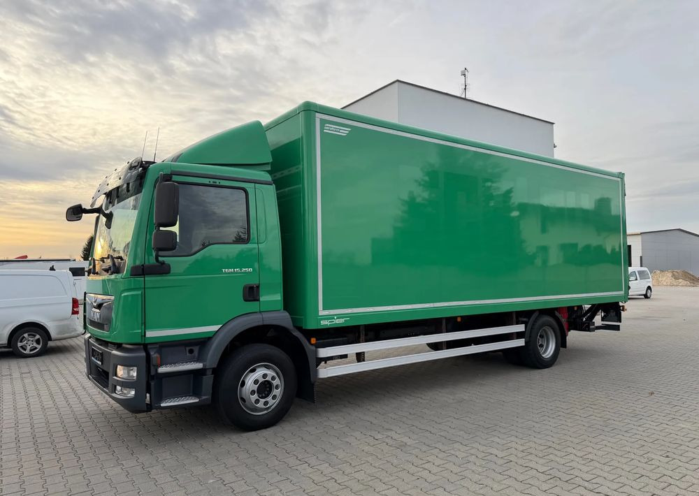 MAN TGM 15.250 - Dobozos felépítményű teherautó: 3 kép. MAN TGM 15.250 - Dobozos felépítményű teherautó: 3 kép.