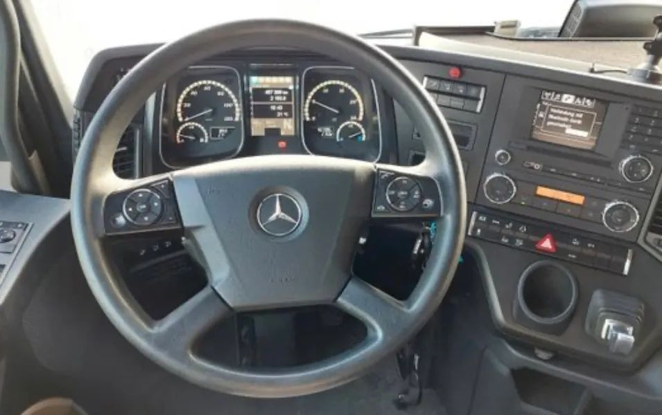 Mercedes-Benz ACTROS 2542 - Dobozos felépítményű teherautó: 4 kép. Mercedes-Benz ACTROS 2542 - Dobozos felépítményű teherautó: 4 kép.