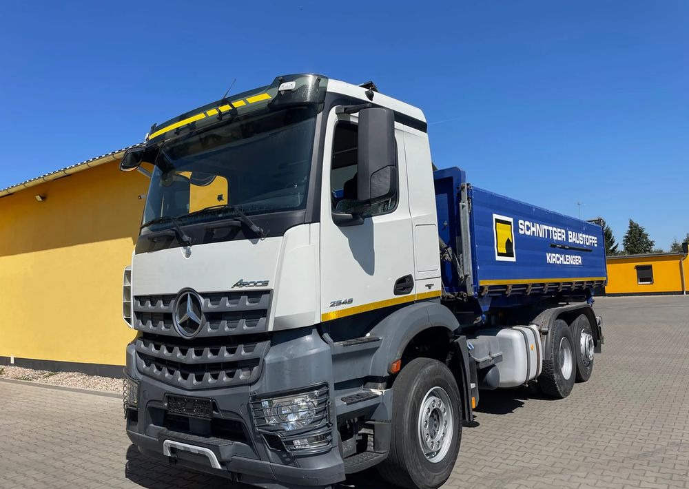 Mercedes-Benz AROCS 2545, WYWROTKA - Billenőplatós teherautó: 2 kép. Mercedes-Benz AROCS 2545, WYWROTKA - Billenőplatós teherautó: 2 kép.