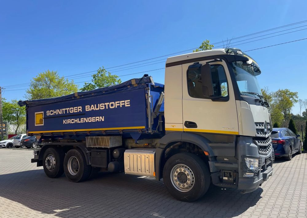 Mercedes-Benz AROCS 2545, WYWROTKA - Billenőplatós teherautó: 3 kép. Mercedes-Benz AROCS 2545, WYWROTKA - Billenőplatós teherautó: 3 kép.