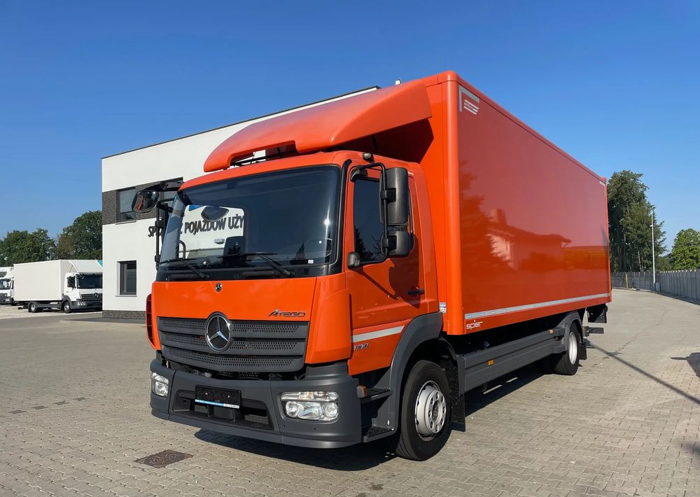 Mercedes-Benz ATEGO 1218 - Dobozos felépítményű teherautó: 1 kép. Mercedes-Benz ATEGO 1218 - Dobozos felépítményű teherautó: 1 kép.