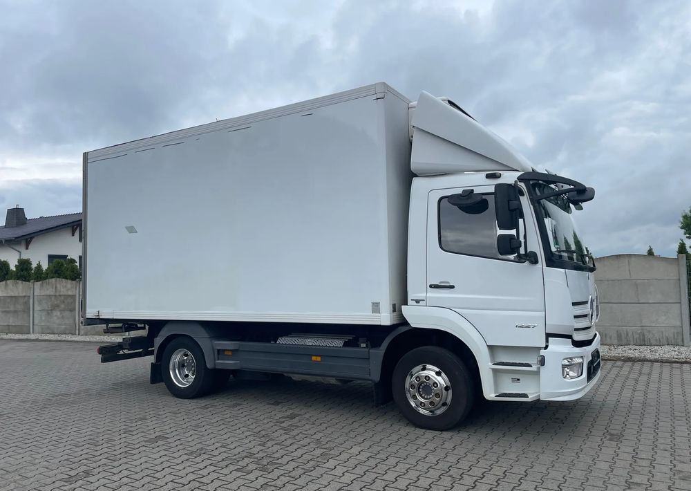 Mercedes-Benz ATEGO 1227 CHŁODNIA HAKOWA / HAKÓWKA - Hűtős teherautó: 4 kép. Mercedes-Benz ATEGO 1227 CHŁODNIA HAKOWA / HAKÓWKA - Hűtős teherautó: 4 kép.