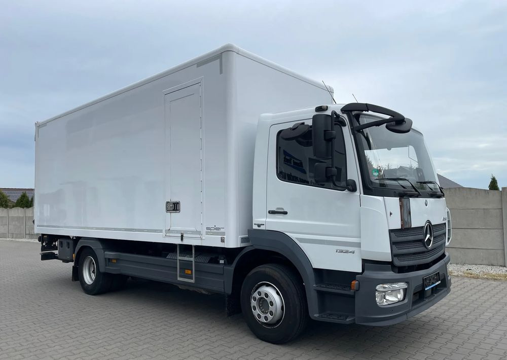Mercedes-Benz ATEGO 1324, 15 EUROPALET, ŁADOWNOŚĆ 7,5 T - Dobozos felépítményű teherautó: 3 kép. Mercedes-Benz ATEGO 1324, 15 EUROPALET, ŁADOWNOŚĆ 7,5 T - Dobozos felépítményű teherautó: 3 kép.