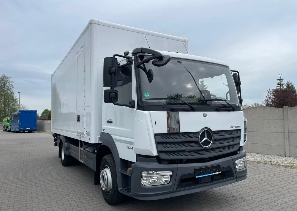 Mercedes-Benz ATEGO 1324, 15 EUROPALET, ŁADOWNOŚĆ 7,5 T - Dobozos felépítményű teherautó: 4 kép. Mercedes-Benz ATEGO 1324, 15 EUROPALET, ŁADOWNOŚĆ 7,5 T - Dobozos felépítményű teherautó: 4 kép.