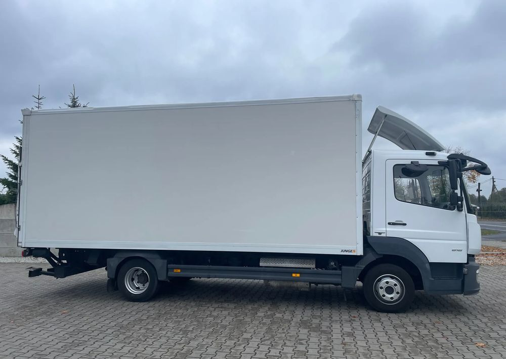 Mercedes-Benz ATEGO 816 DMC 8600 kg - Dobozos felépítményű teherautó: 4 kép. Mercedes-Benz ATEGO 816 DMC 8600 kg - Dobozos felépítményű teherautó: 4 kép.