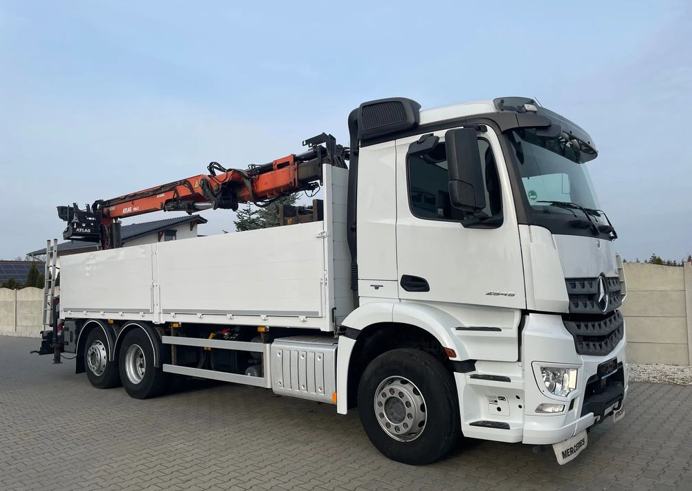 Mercedes-Benz Arocs 2545, HDS ATLAS 186.3 - PILOT - Platós teherautó: 4 kép. Mercedes-Benz Arocs 2545, HDS ATLAS 186.3 - PILOT - Platós teherautó: 4 kép.