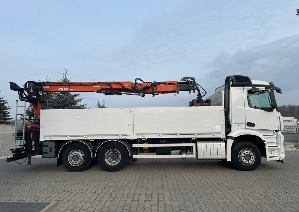 Mercedes-Benz Arocs 2545, HDS ATLAS 186.3 - PILOT - Platós teherautó: 5 kép. Mercedes-Benz Arocs 2545, HDS ATLAS 186.3 - PILOT - Platós teherautó: 5 kép.