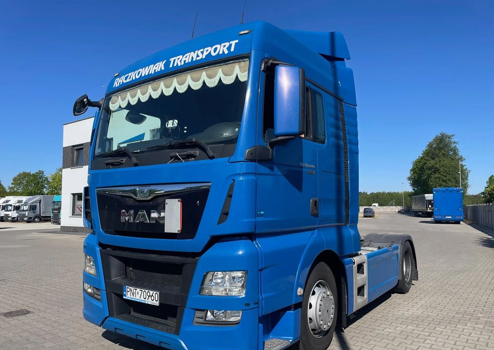 MAN TGX XLX18.440 - Nyergesvontató: 2 kép. MAN TGX XLX18.440 - Nyergesvontató: 2 kép.