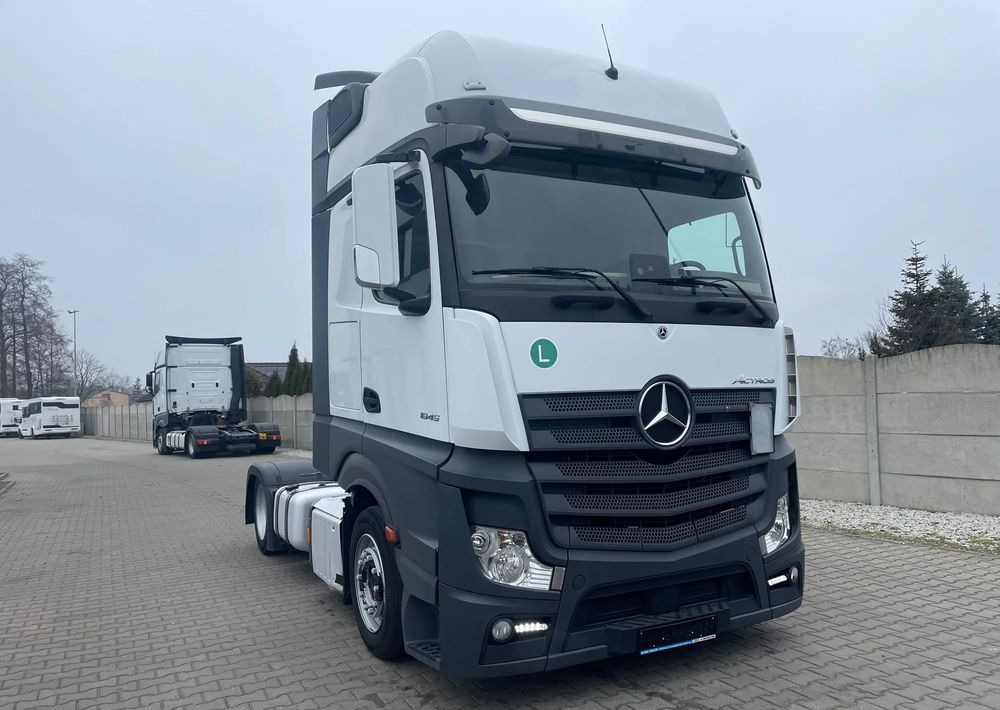 Mercedes-Benz ACTROS 1845, Mega, Gigaspace, Salonka! - Nyergesvontató: 2 kép. Mercedes-Benz ACTROS 1845, Mega, Gigaspace, Salonka! - Nyergesvontató: 2 kép.