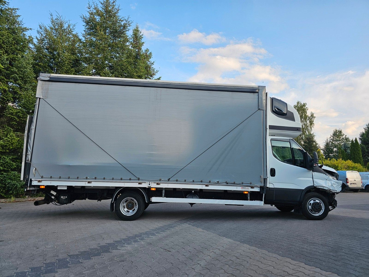 Iveco DAILY 50C18 5t - 3.5t Zulassung Plane+BAR winde - Ponyvás kisteherautó: 3 kép. Iveco DAILY 50C18 5t - 3.5t Zulassung Plane+BAR winde - Ponyvás kisteherautó: 3 kép.