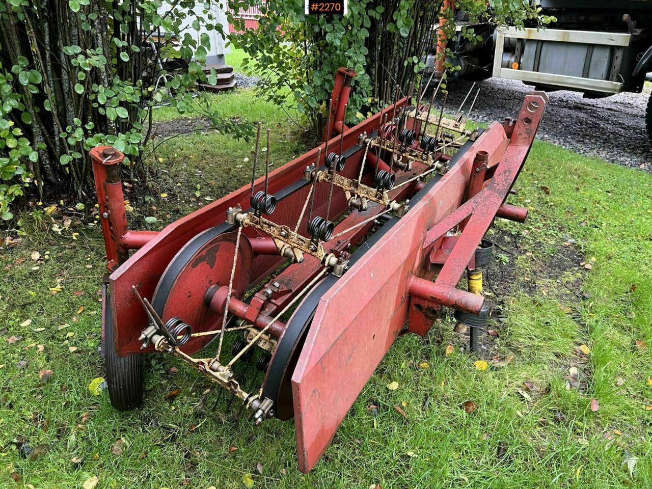 Coil rake AKRON Kombi 10 - Szálastakarmány betakarítás gépei: 2 kép. Coil rake AKRON Kombi 10 - Szálastakarmány betakarítás gépei: 2 kép.