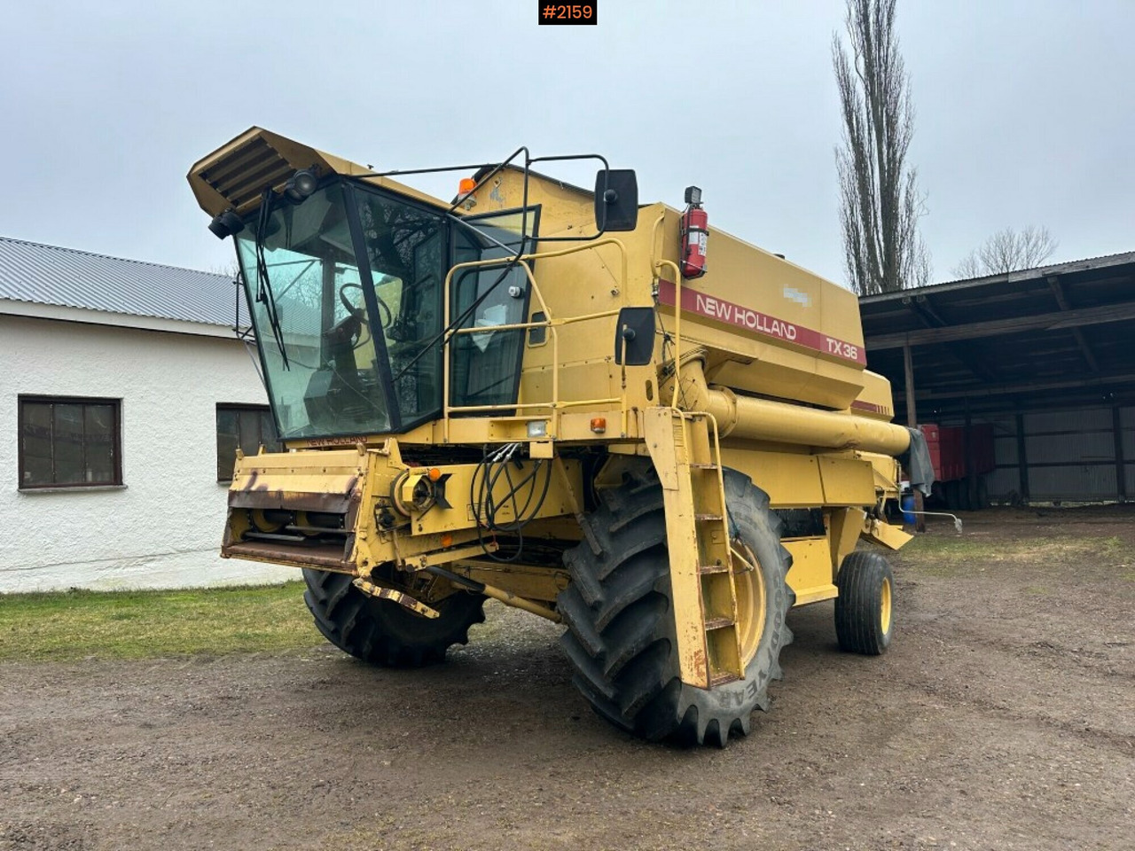 Combine harvester New Holland TX36 20 ft header with wagon (see video) - Kombájn: 1 kép. Combine harvester New Holland TX36 20 ft header with wagon (see video) - Kombájn: 1 kép.
