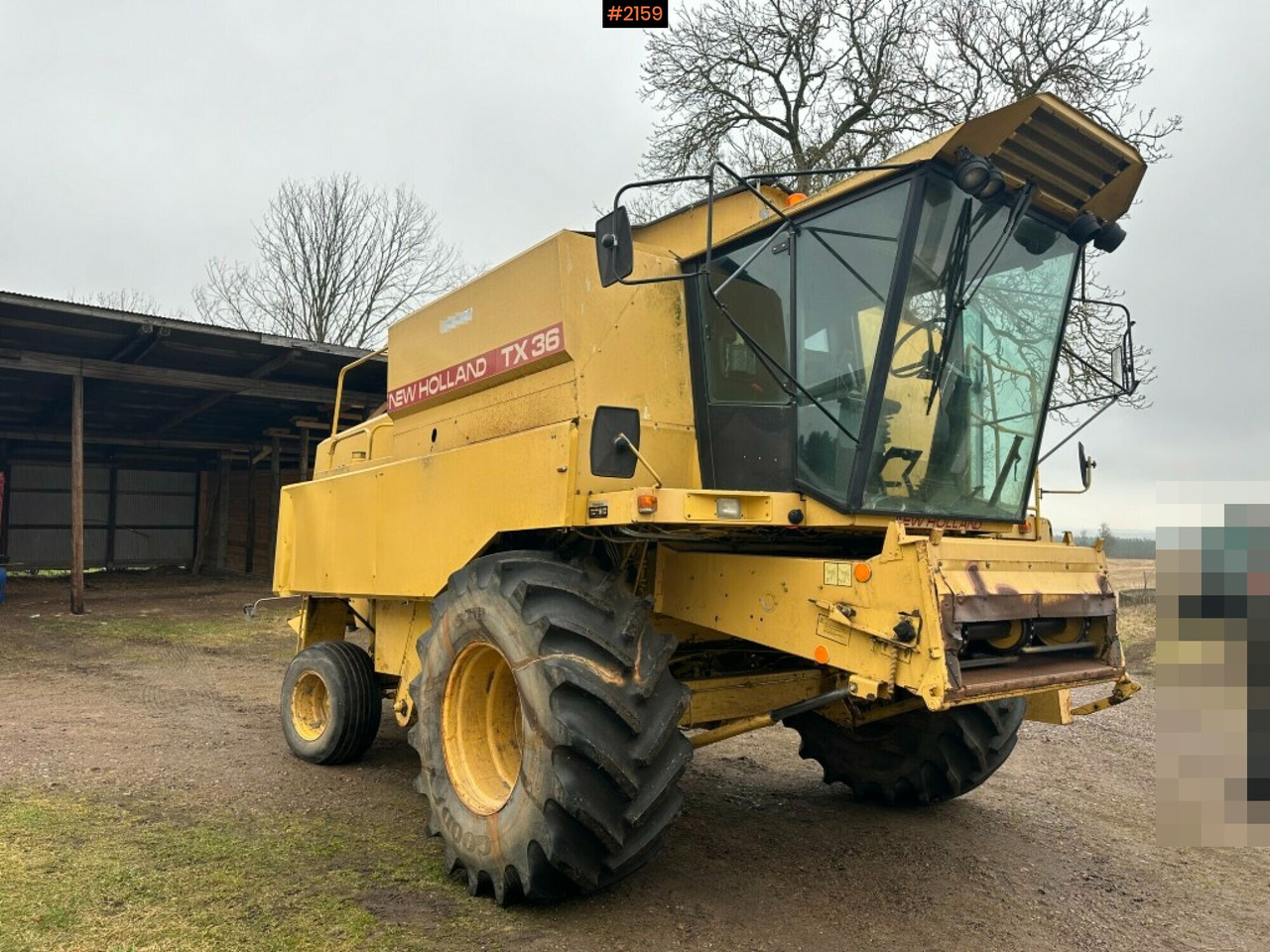 Combine harvester New Holland TX36 20 ft header with wagon (see video) - Kombájn: 2 kép. Combine harvester New Holland TX36 20 ft header with wagon (see video) - Kombájn: 2 kép.