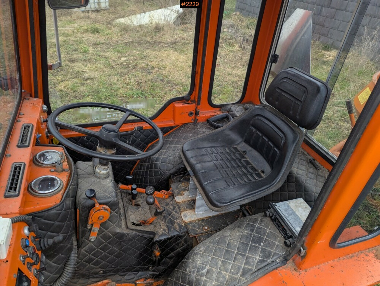 Tractor Holder P60 with multiple implements - Traktor: 3 kép. Tractor Holder P60 with multiple implements - Traktor: 3 kép.