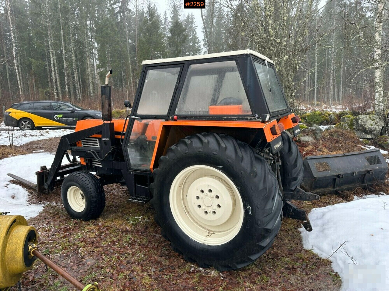 Tractor Ursus C385 Deluxe! with loader and implements - Traktor: 2 kép. Tractor Ursus C385 Deluxe! with loader and implements - Traktor: 2 kép.