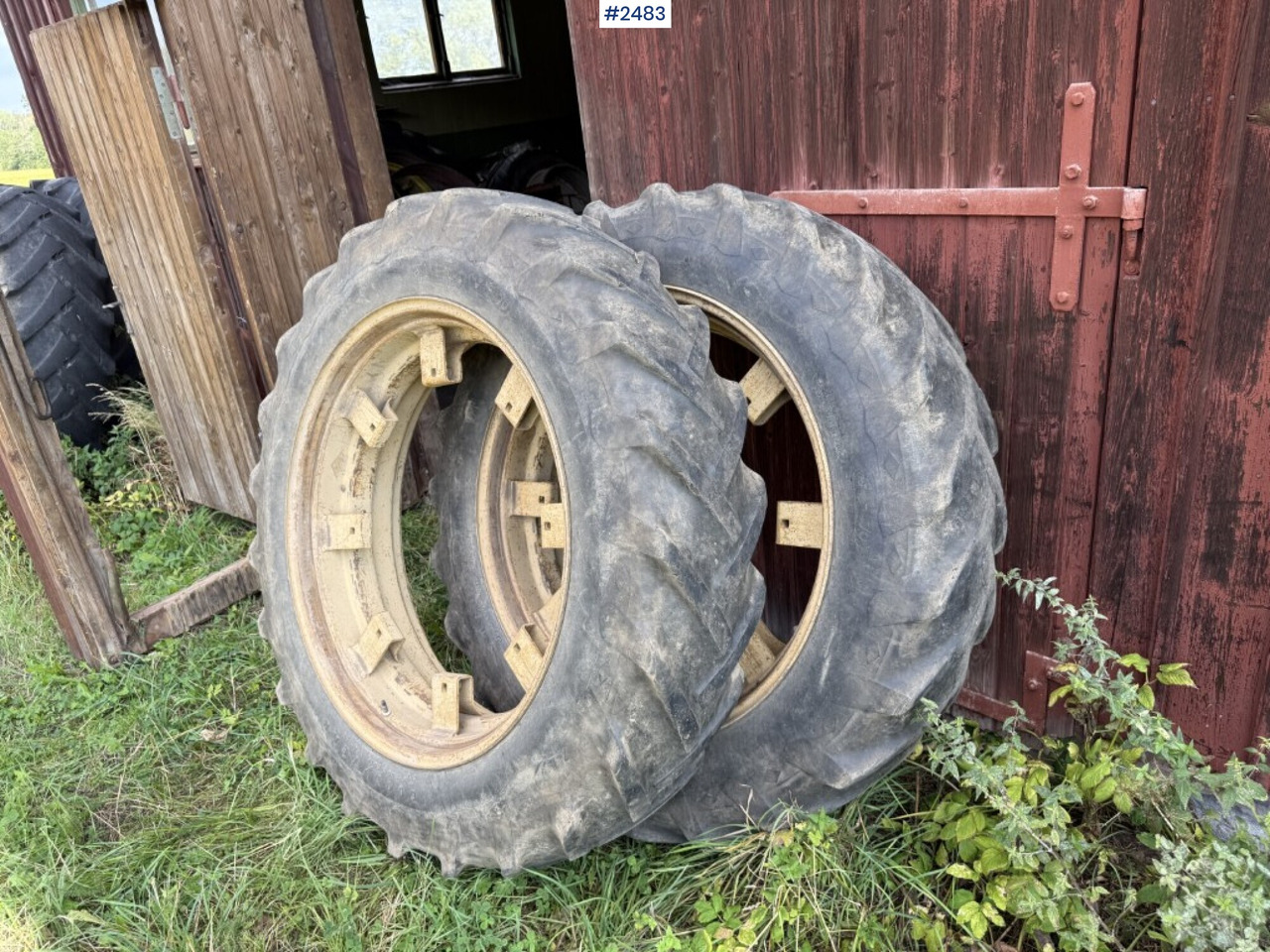 Tractor tires with rings Goodyear 13.6-38 - Komplett kerék - Mezőgazdasági gépek: 1 kép. Tractor tires with rings Goodyear 13.6-38 - Komplett kerék - Mezőgazdasági gépek: 1 kép.
