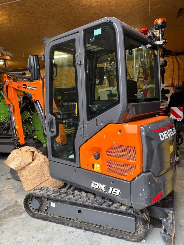 Develon DX 19 Z-7 - Minikotró: 2 kép. Develon DX 19 Z-7 - Minikotró: 2 kép.