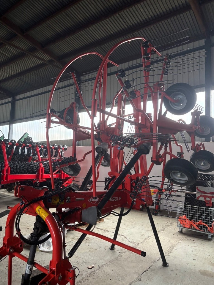 Kuhn GA6501 Schwader Kreiselschwader - Szénaforgató: 1 kép. Kuhn GA6501 Schwader Kreiselschwader - Szénaforgató: 1 kép.