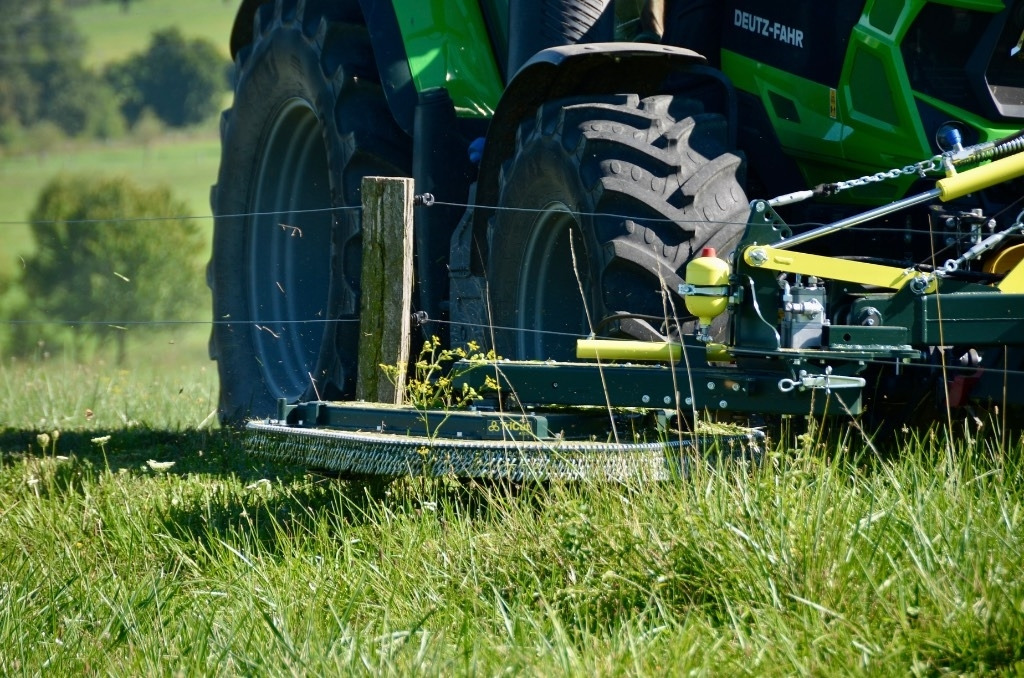 Zaunmäher TriCut A1250 Leitplankenmäher Pfahlmäher - Fűkasza: 3 kép. Zaunmäher TriCut A1250 Leitplankenmäher Pfahlmäher - Fűkasza: 3 kép.