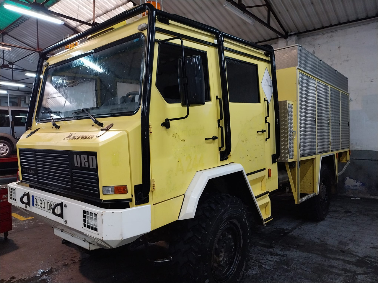 URO-IVECO TT URO F3-24 - Tűzoltóautó: 1 kép. URO-IVECO TT URO F3-24 - Tűzoltóautó: 1 kép.