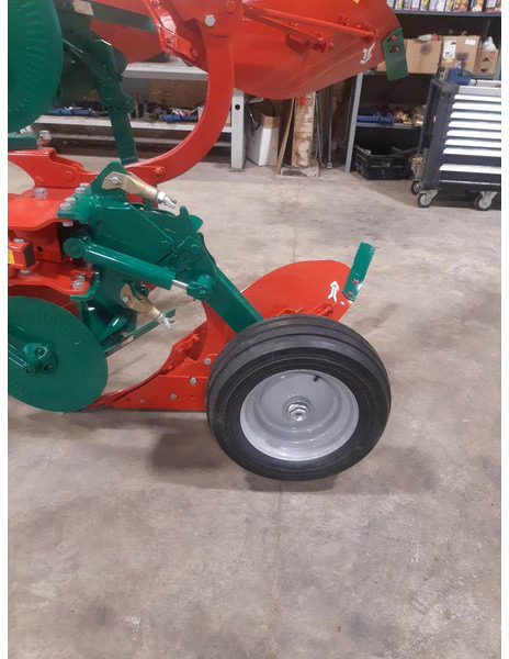 Kverneland 150 B variomat 4 schaar - Eke: 5 kép. Kverneland 150 B variomat 4 schaar - Eke: 5 kép.