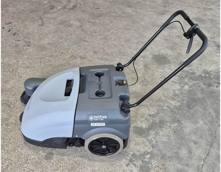 Nilfisk SW 750 - Utcaseprő gép: 2 kép. Nilfisk SW 750 - Utcaseprő gép: 2 kép.