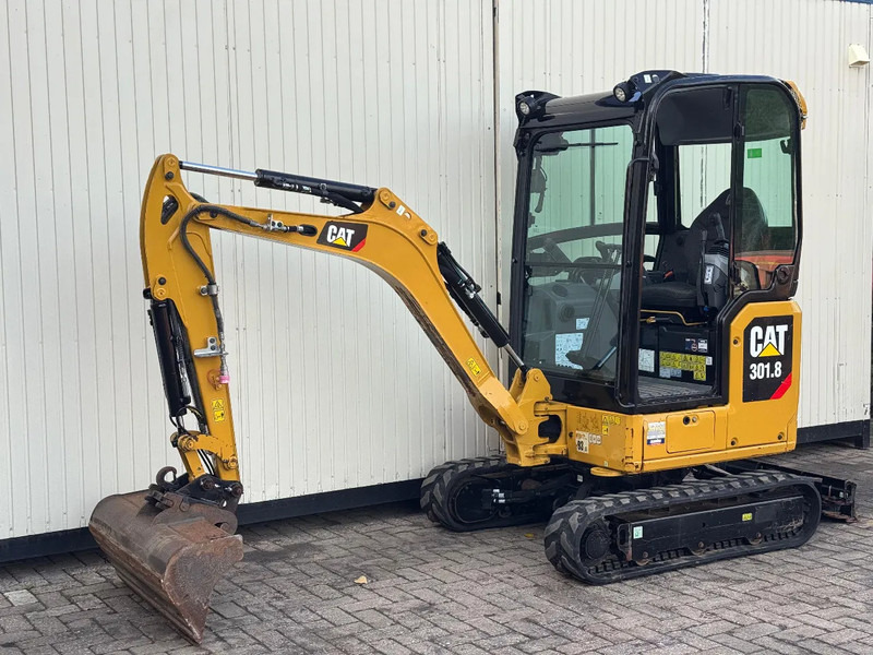 Caterpillar 301.8 NextGen - Minikotró: 1 kép. Caterpillar 301.8 NextGen - Minikotró: 1 kép.