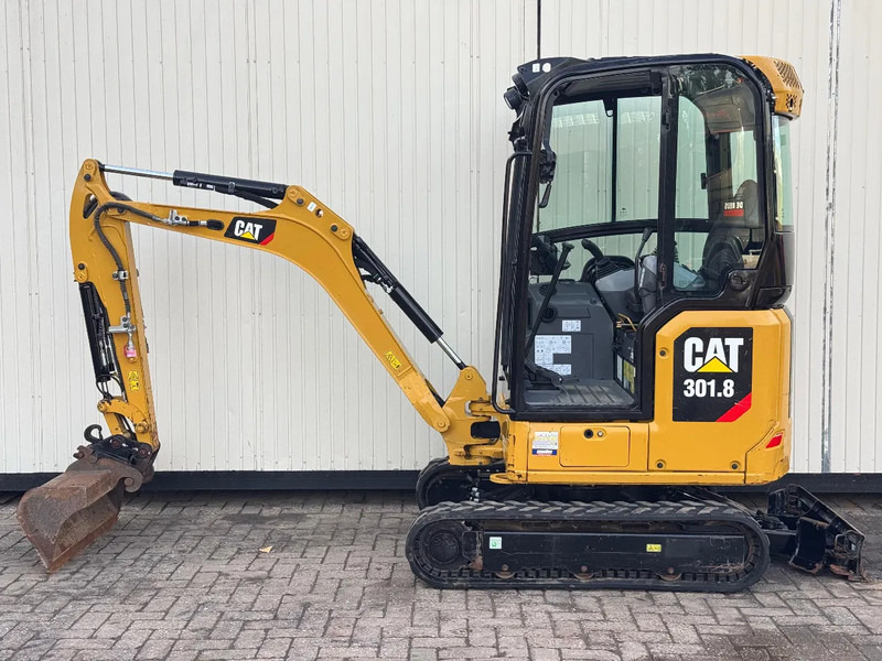 Caterpillar 301.8 NextGen - Minikotró: 2 kép. Caterpillar 301.8 NextGen - Minikotró: 2 kép.