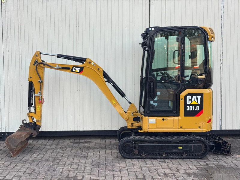 Caterpillar 301.8 NextGen - Minikotró: 2 kép. Caterpillar 301.8 NextGen - Minikotró: 2 kép.