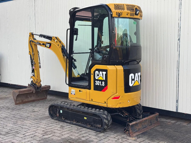 Caterpillar 301.8 NextGen - Minikotró: 3 kép. Caterpillar 301.8 NextGen - Minikotró: 3 kép.