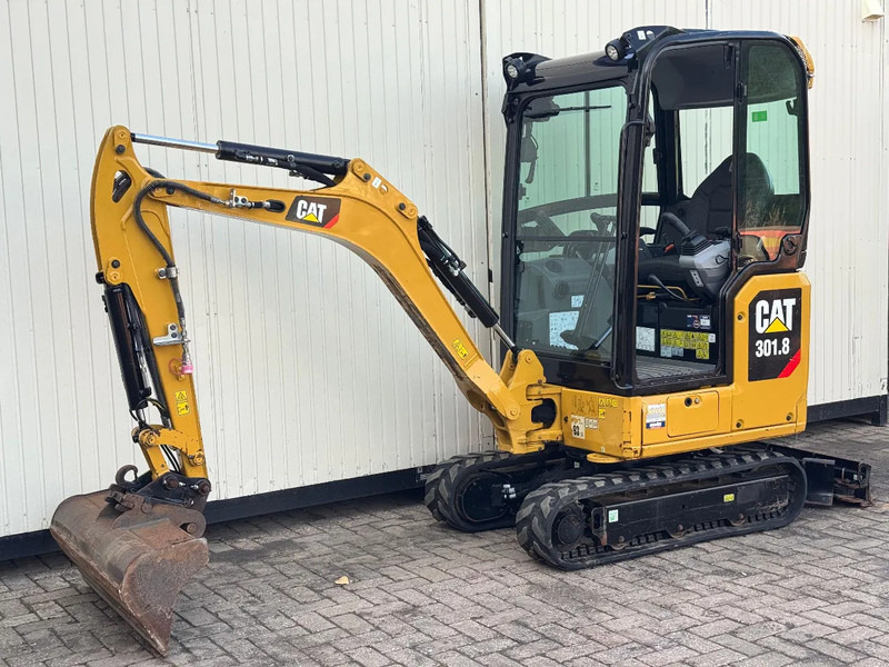 Caterpillar 301.8 NextGen - Minikotró: 4 kép. Caterpillar 301.8 NextGen - Minikotró: 4 kép.